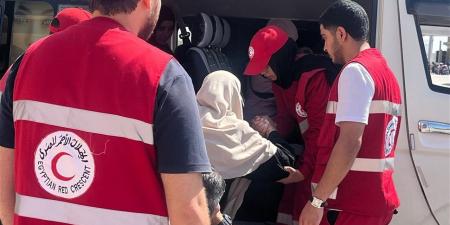 وجبات وملابس ورعاية كاملة.. الهلال الأحمر تواصل دعم المصابين الفلسطينيين ومرافقيهم
