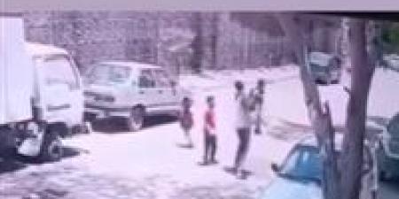 رفعه ورماه على الأرض.. الداخلية تفحص فيديو اعتداء صادم على طفل في الدويقة بالقاهرة