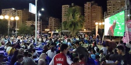 شاشات البحيرة ترفع شعار "كامل العدد".. زحام جماهيري بالمقاهي والأندية ترقبًا لمباراة مصر وبلجيكا