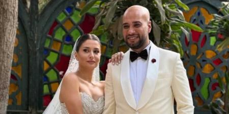 حاتم صلاح وزوجته يشجعان منتخب مصر من العاصمة الجديدة