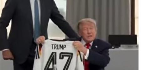 المستشار الألماني يهدي ترامب قميص منتخب ألمانيا (فيديو)