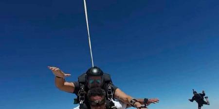 تجربة لا تنسى.. آسر ياسين يشارك الجمهور تجربته مع الـ Sky diving