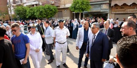 محافظ الدقهلية يتفقد انتظام دخول الطلاب للجان الثانوية العامة ويؤكد: لا تهاون مع الغش وتحقيق العدالة أولوية