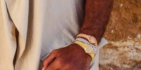 بسعر خيالي.. عمرو دياب يرتدي 3 ساعات فاخرة في إطلالة واحدة (صورة)