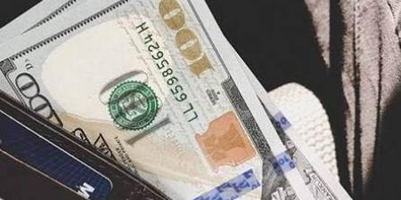100 دولار مزورة تغزو الأسواق!