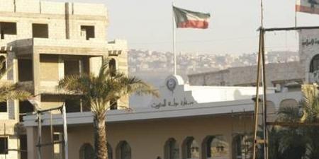 هذا ما يفعله سائقو "التاكسي" أمام السفارة الكويتية