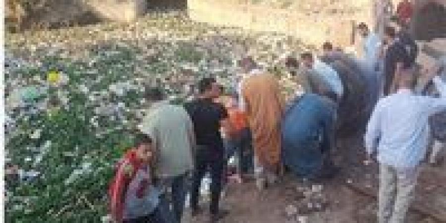 جهود
      مكثفة
      للبحث
      عن
      مفقودين
      في
      حادث
      سقوط
      تروسيكل
      بمصرف
      بأسيوط