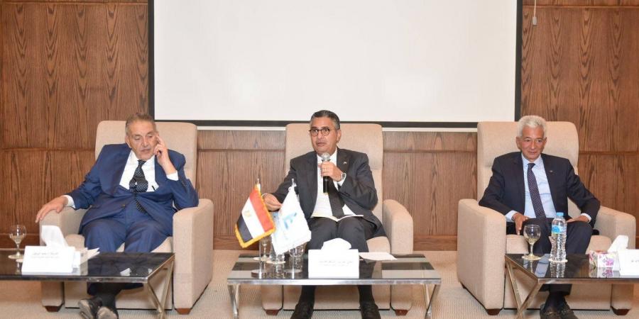 وزير
      التموين
      خلال
      اجتماعا
      مع
      اتحاد
      العام
      الغرف
      التجارية:
      لا
      تهاون
      مع
      أي
      ممارسات
      تضر
      بالمواطن