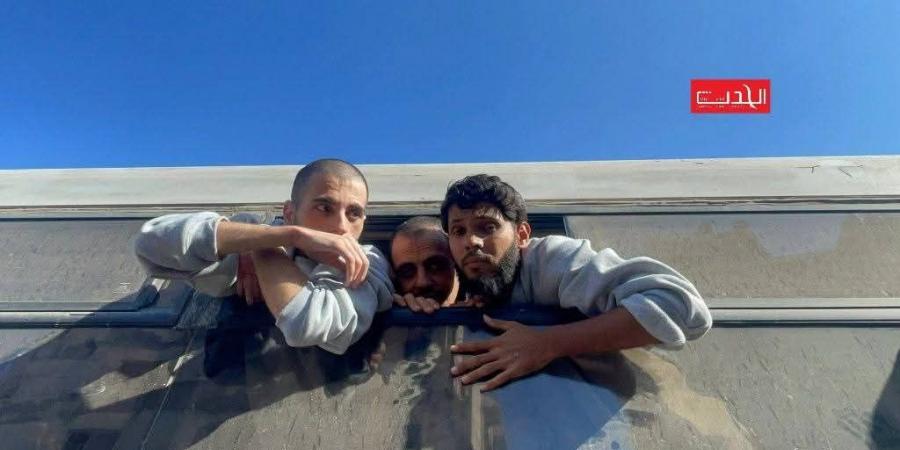 بالصور..
      وصول
      حافلات
      الأسرى
      المحررين
      إلى
      قطاع
      غزة..
      والقسام
      تسلم
      جثامين
      4
      من
      أسرى
      الاحتلال