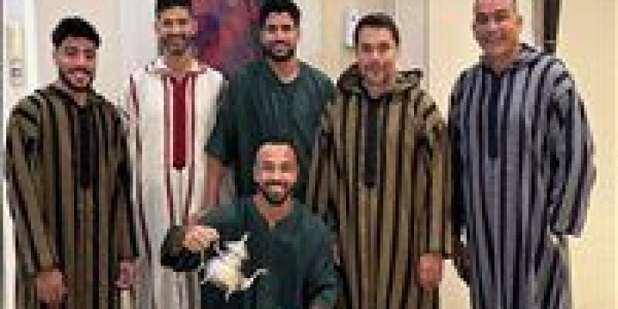 يتقدمهم
      الحضري
      والصقر
      وأفشة
      ظهورنجوم
      المنتخب
      الثاني
      بالزي
      الشعبي
      المغربي
      "صورة"