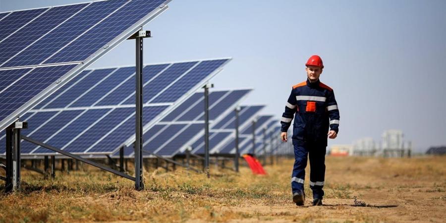 التخطيط:
      مشروع
      وطنى
      لتحويل
      الطاقة
      بالقطاع
      الخاص
      إلى
      متجددة
      بـ10
      مليارات
      دولار
      استثمارات