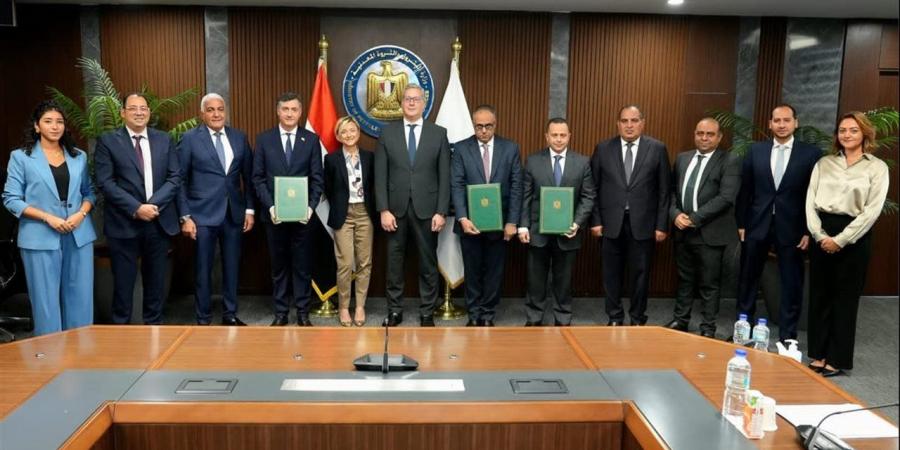 وزير
      البترول
      يشهد
      توقيع
      تمديد
      عقد
      تنمية
      «بلطيم
      شرق»
      مع
      «إيني»
      و«بي
      بي»