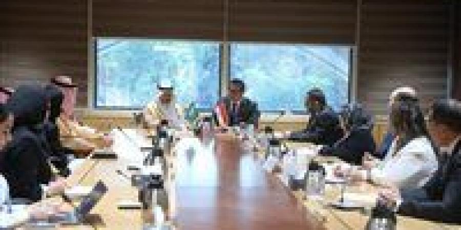 نائب
      رئيس
      مجلس
      الوزراء
      يبحث
      مع
      وزير
      الصحة
      السعودي
      تعزيز
      التعاون
      الصحي
      المشترك
      وتوطين
      الصناعات
      الدوائية