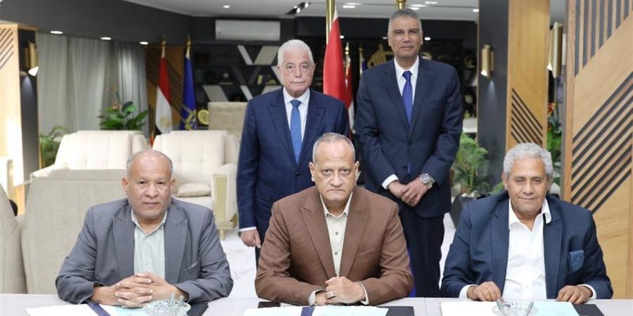 مستشار
      الرئيس
      ومحافظ
      أسوان
      يشهدان
      توقيع
      بروتوكول
      استكمال
      مبنى
      إضافى
      بمدرسة
      الصداقة
      الجديدة