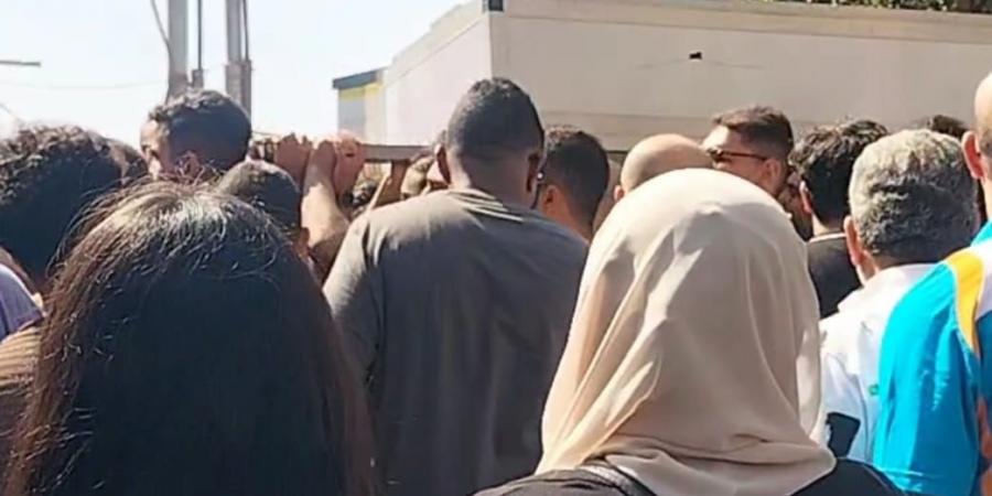 تشييع
      جنازة
      النقيب
      يوسف
      ابن
      محافظة
      الشرقية
      بعد
      وفاته
      في
      حادث
      أثناء
      ذهابه
      لعمله