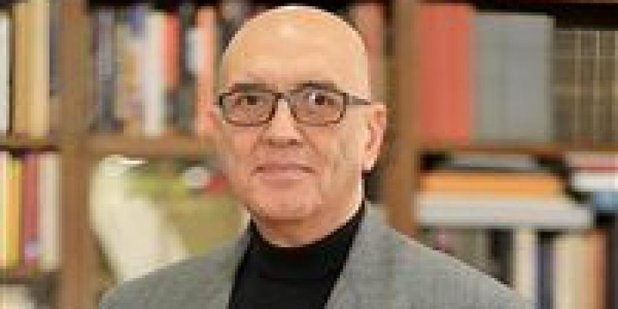 وزير
      الثقافة
      يهنئ
      سلماوي
      لاختياره
      “شخصية
      العام
      ”
      بمعرض
      الشارقة
      الدولي