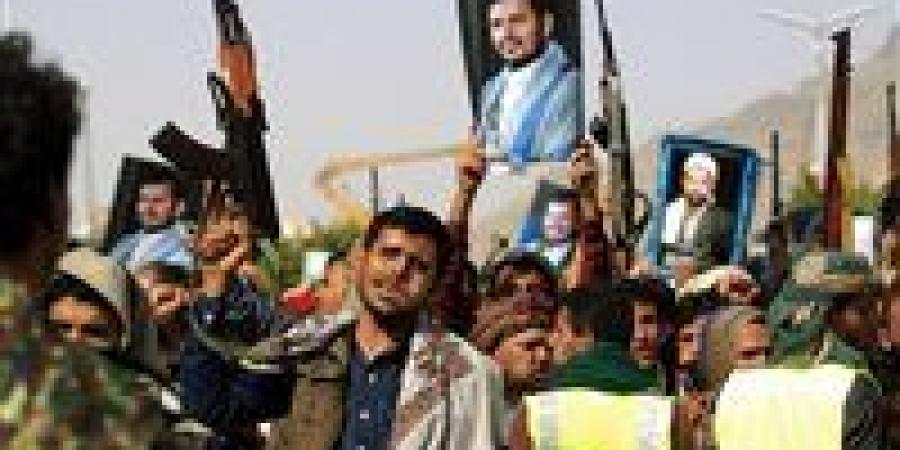 الحوثيون
      يحتجزون
      ممثل
      "اليونيسف"
      و19
      موظفًا
      أمميًا
      في
      صنعاء
      وسط
      اتهامات
      بـ"التجسس"