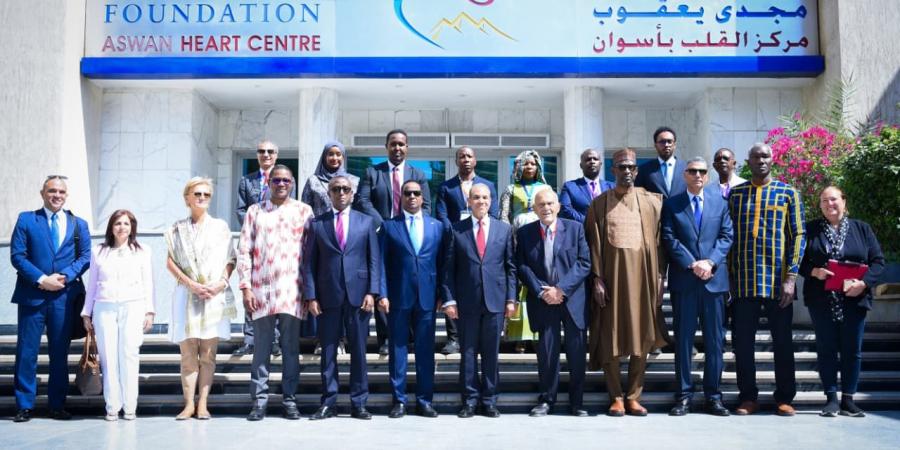 بتوجيهات
      من
      السيسي..
      بدر
      عبد
      العاطي
      ووزراء
      أفارقة
      في
      زيارة
      رفيعة
      لمركز
      مجدي
      يعقوب
      بأسوان