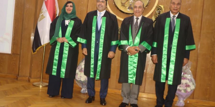 رئيس
      لجنة
      الشباب
      بالبرلمان
      يحصل
      علي
      الدكتوراة
      في
      استخدام
      التكنولوجيا
      لمواجهة
      الأزمات
      والأوبئة
      والشائعات
      لتحقيق
      متطلبات
      الأمن
      القومي
      المصري