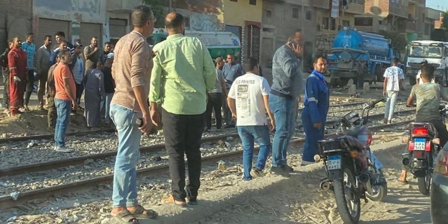 مصرع
      سيدة
      وإصابة
      طفلها
      في
      حادث
      دهس
      قطار
      بحي
      الأربعين
      في
      السويس