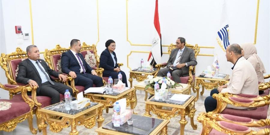 محافظ
      قنا
      يبحث
      آليات
      الإسراع
      في
      طرح
      مشروعات
      الخطة
      الاستثمارية