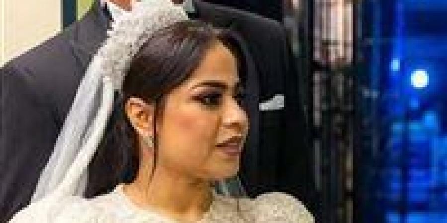 ضحية
      "صينية
      البطاطس"
      في
      بورسعيد..
      قصة
      فتاة
      رُمِيَت
      من
      شرفة
      زوجها
      بعد
      4
      أشهر
      زواج