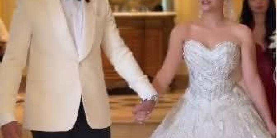 اللقطات
      الأولى
      من
      حفل
      زفاف
      الفنان
      حاتم
      صلاح
      (صور)