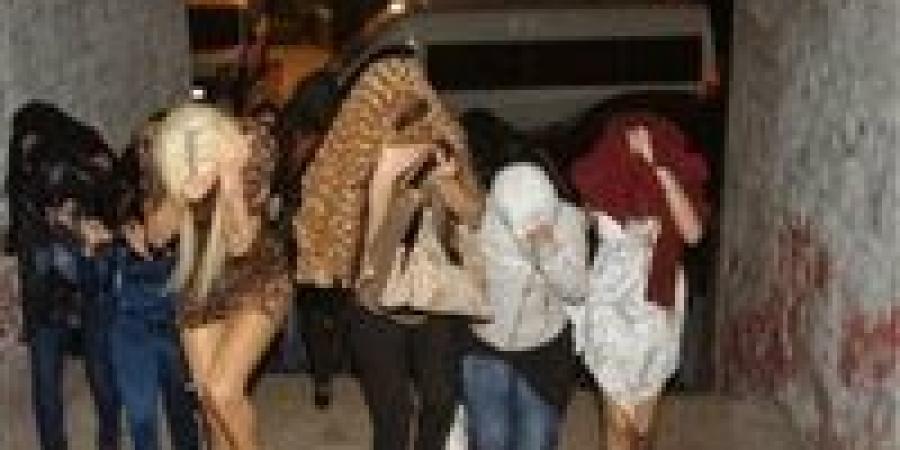 العبايات
      السوداء..
      تطبيق
      "مساج"
      يكشف
      عن
      شبكة
      خفية
      تدير
      نشاطًا
      مشبوهًا
      بالقاهرة