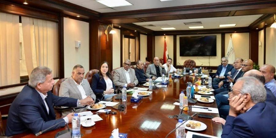 عادل
      حمودة
      رئيسًا
      للجنة
      تطوير
      الإعلام
      الخاص
      ومحمود
      التميمي
      مقررًا