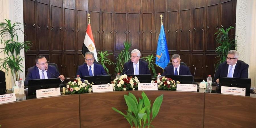 وزير
      التعليم
      العالي
      ومحافظ
      الإسكندرية
      يشهدان
      تكريم
      الدكتور
      خالد
      العناني
      بجامعة
      الإسكندرية