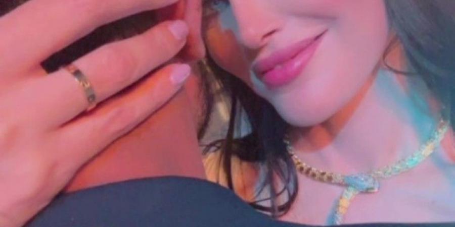 أخفت
      هويته..
      دارين
      حداد
      تعلن
      عقد
      قرانها
      على
      شاب
      من
      خارج
      الوسط
      الفني