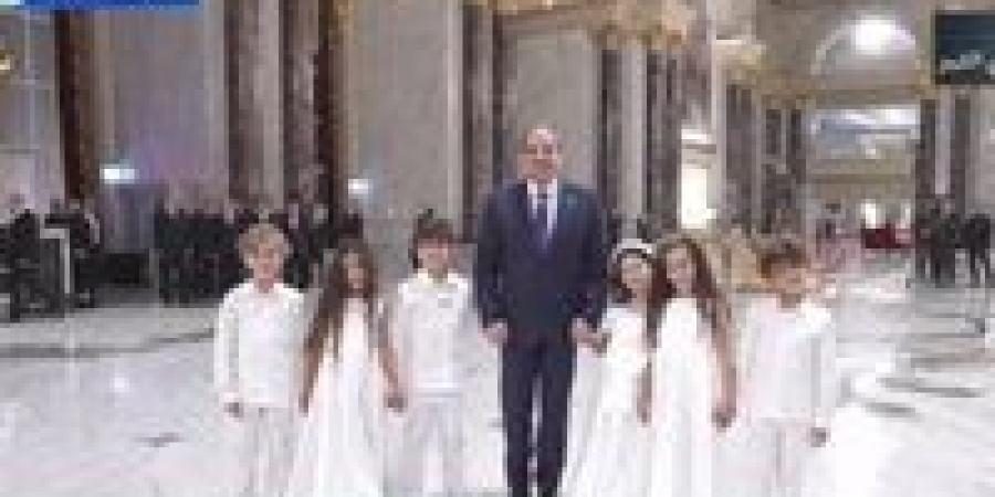 الرئيس
      السيسي
      يستجيب
      للأطفال
      بالتقاط
      صورة
      تذكارية
      قبيل
      انطلاق
      احتفالية
      وطن
      السلام