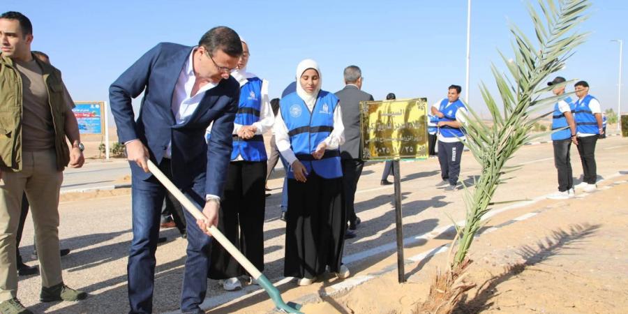 وزيرا
      الزراعة
      والتنمية
      المحلية
      يطلقان
      المرحلة
      الرابعة
      لمبادرة
      زراعة
      100
      مليون
      شجرة
      بالوادي
      الجديد