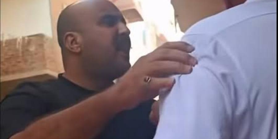 شاب
      يصفع
      راجل
      مسن
      بالقلم
      في
      الشارع..
      وابنته
      تصرخ
      من
      القهر:
      أبويا
      اتضرب