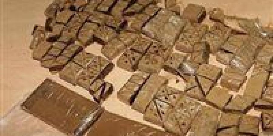 ضبط
      تشكيل
      خطير
      بحوزته
      440
      قطعة
      حشيش
      وسلاح
      آلي
      داخل
      سيارتين
      فاخرتين
      بالقصاصين