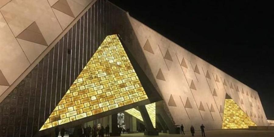 خبير
      أثري
      يكشف
      لـ«الدستور»
      فكرة
      تصميم
      واجهة
      المتحف
      المصرى
      الكبير