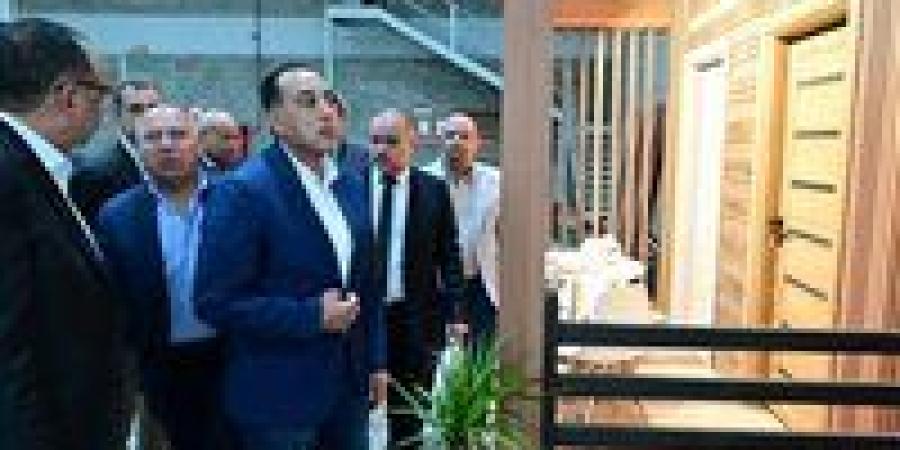 مشروع
      صناعي
      جديد
      باستثمارات
      12
      مليون
      دولار..
      رئيس
      الوزراء
      يفتتح
      مصنع
      "بونالو"
      للبلاستيك
      والخشب