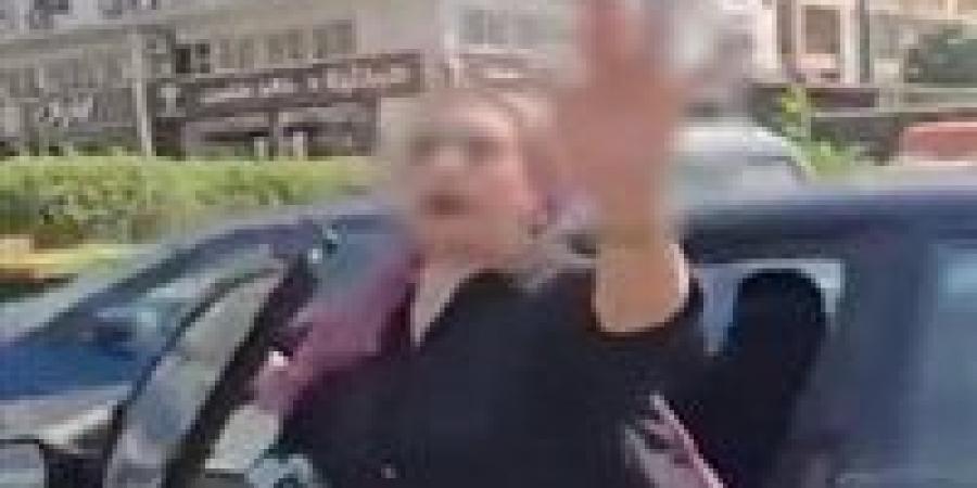 بسبب
      سحب
      فلوس..
      تفاصيل
      فيديو
      تعدٍ
      بالسب
      والإشارات
      الخارجة
      في
      القاهرة
