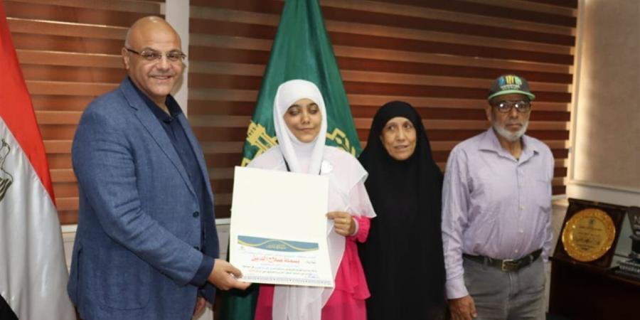 محافظ
      القليوبية
      يكرم
      "بسملة
      وتغريد"
      بعد
      فوزهما
      في
      "تحدي
      القراءة
      العربي"