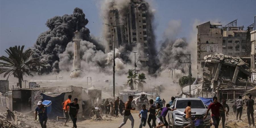 91
      شهيدًا
      في
      غارات
      إسرائيلية
      على
      غزة
      الليلة
      الماضية:
      مجازر
      جديدة
      وتصعيد
      دموي