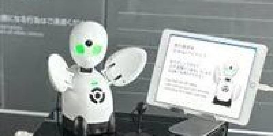 "نيو":
      روبوت
      ذكي
      يعيد
      تعريف
      الأعمال
      المنزلية
      ويقدم
      لك
      المساعدة
      الشخصية