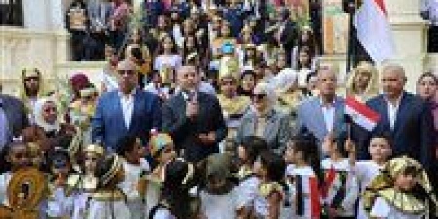 محافظ
      القاهرة
      يشارك
      طلاب
      قصر
      الدوبارة
      فعاليات
      الطابور
      المدرسي
      احتفالًا
      باقتراب
      افتتاح
      المتحف
      المصري
      الكبير