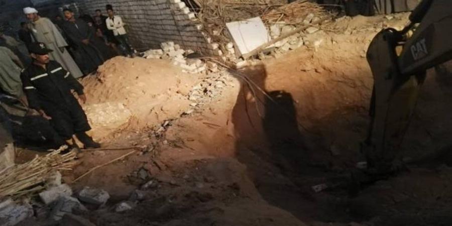 التحقيقات
      مع
      «عصابة
      الآثار
      المزيفة»:
      7
      متهمين
      استدرجوا
      مواطنًا
      وزعموا
      عثورهم
      على
      مقبرة
      بسوهاج