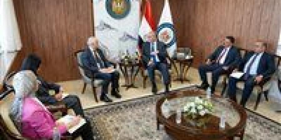 البترول:
      الوزارة
      تعمل
      على
      مراجعة
      وتحديث
      منظومة
      الحوافز
      الاستثمارية
      بما
      يواكب
      التطورات
      العالمية
      بصناعة
      التعدين