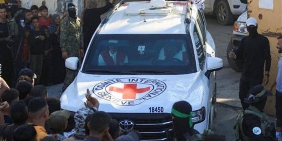 "الصليب
      الأحمر"
      تسلم
      جثماني
      محتجزين
      إسرائيليين
      وسط
      قطاع
      غزة