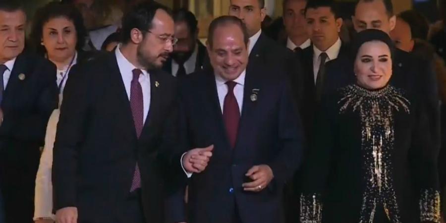 في
      حضرة
      أم
      الدنيا..
      زعماء
      ووفود
      العالم
      يلتقطون
      صورة
      تذكارية
      مع
      الرئيس
      السيسي
      خلال
      افتتاح
      المتحف
      الكبير