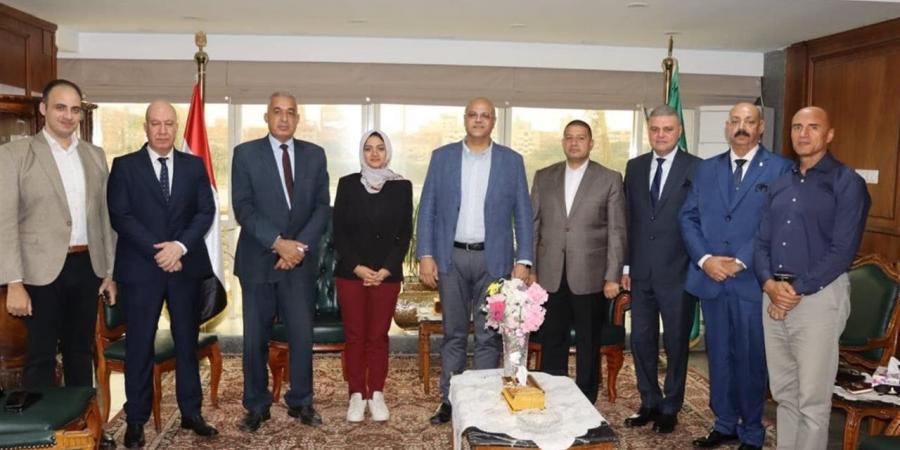 محافظ
      القليوبية
      لرؤساء
      المدن
      الجدد:
      إرضاء
      المواطنين
      وحل
      مشكلاتهم
      يمثل
      أولوية
      قصوى