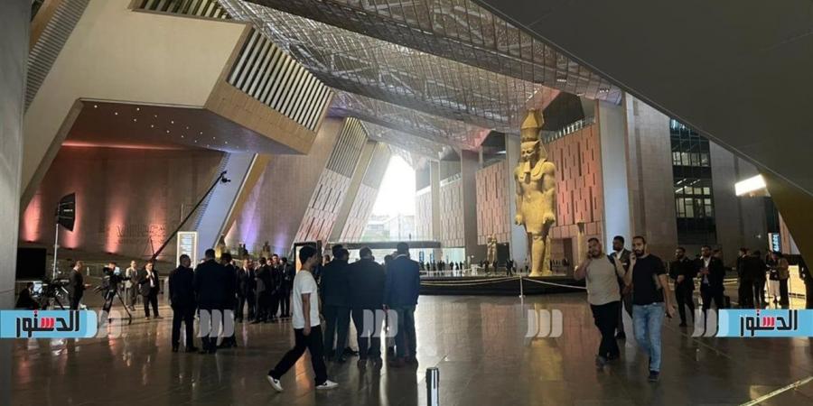 مصريات
      يحتفلن
      في
      الإمارات
      بافتتاح
      المتحف
      الكبير
      على
      أنغام
      تسلم
      الأيادي
      (فيديو)