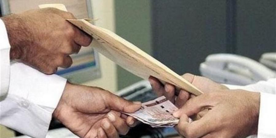 وصول رئيس حى شرق الإسكندرية إلى "الجنايات" لبدء إجراءات محاكمته بالرشوة