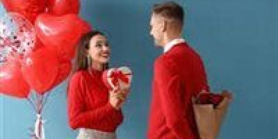 قصة عيد الحب المصري.. جنازة عجوز في حي السيدة زينب يسير فيها 3 رجال